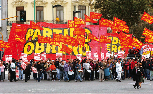Télam, Buenos Aires 01/05/06 Los partidos de izquierda y las organizaciones piqueteras "duras" marcharon hoy a Plaza de Mayo para conmemorar el Día del Trabajador donde leyeron un documento conjunto de fuerte tono crítico hacia el gobierno. Foto: Candelaria Lagos/Télam/tlp